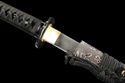 Alternative view of Dunkler Goldschatten-Brecher - Handgeschmiedetes Katana aus Damaskusstahl