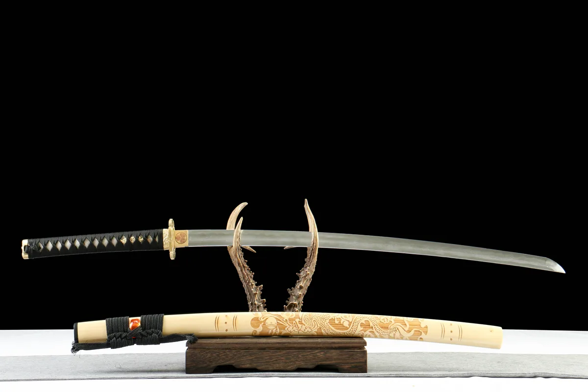 Klare Klinge - Handgeschmiedetes Katana aus Lehmgehärteter Damaskusstahl