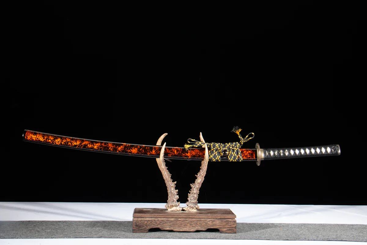 Roter Staubwanderer - Handgeschmiedetes Katana aus T10 Werkzeugstahl